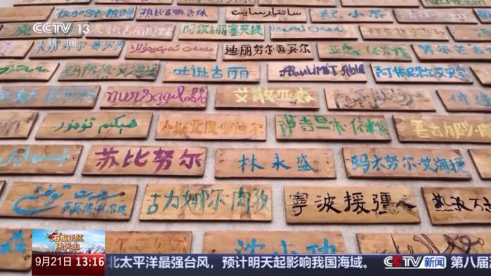 游客在龟兹小巷拍照打卡