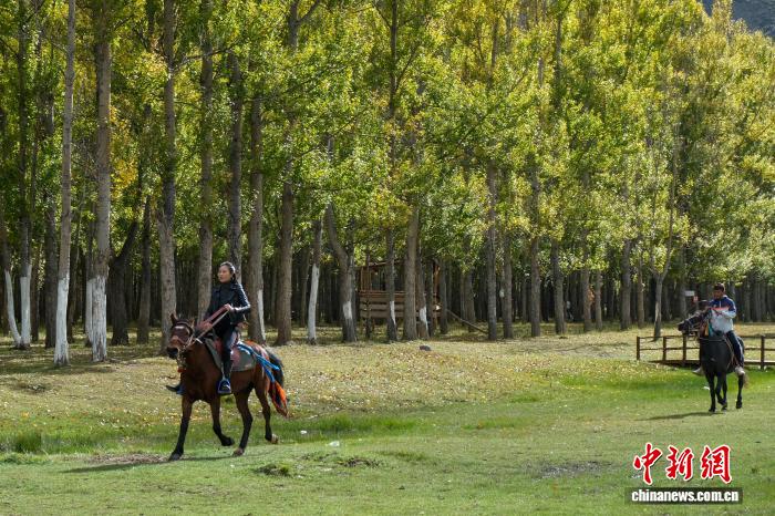拉萨市民、游客在神秘树林体验骑马