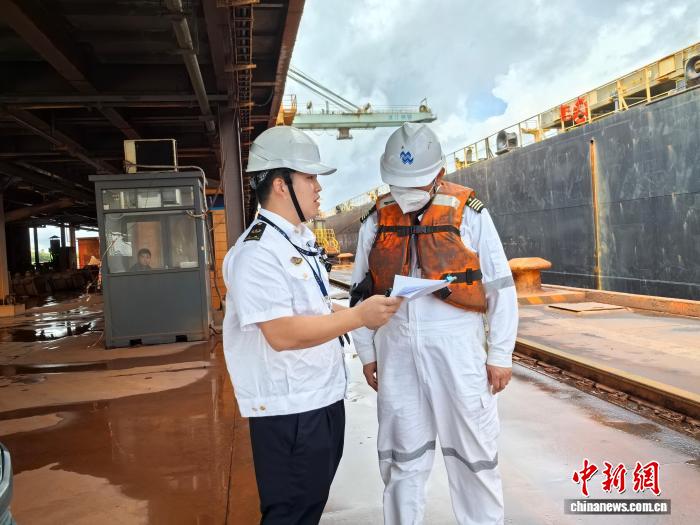 海事人员‘点对点’对重点船舶安全提醒。杨雅才 摄