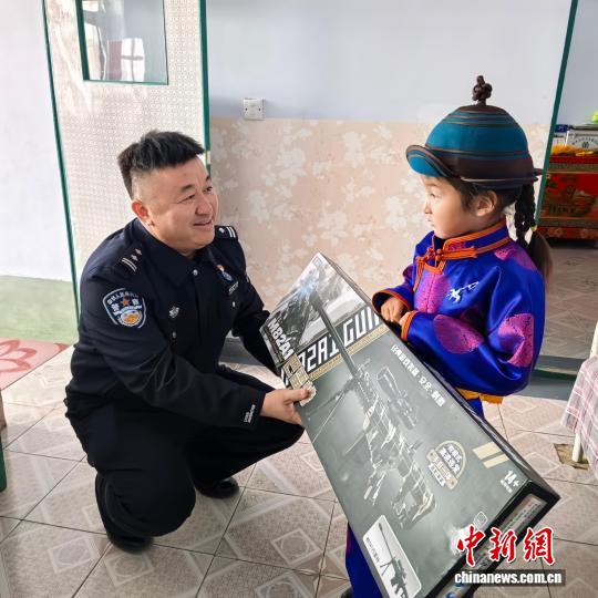通讯：一个边境派出所所长和他的护边员安达