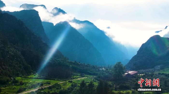 贺兰山层林叠翠