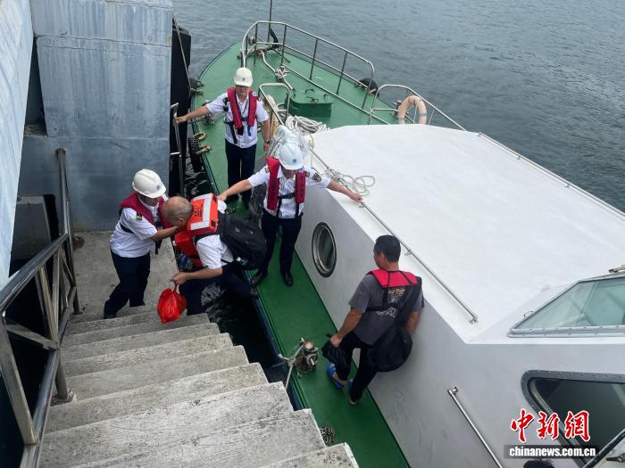 超强台风逼近 惠州海事部门转移6名紧急避险船员