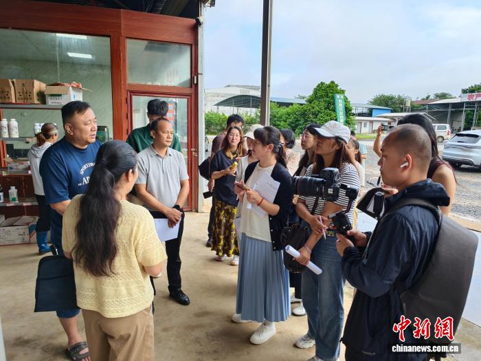 中央媒体走基层采访活动现场