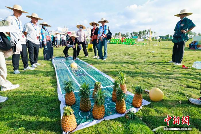 2025年中国农民丰收节海南庆祝活动主会场，农民代表在参与趣味运动会
