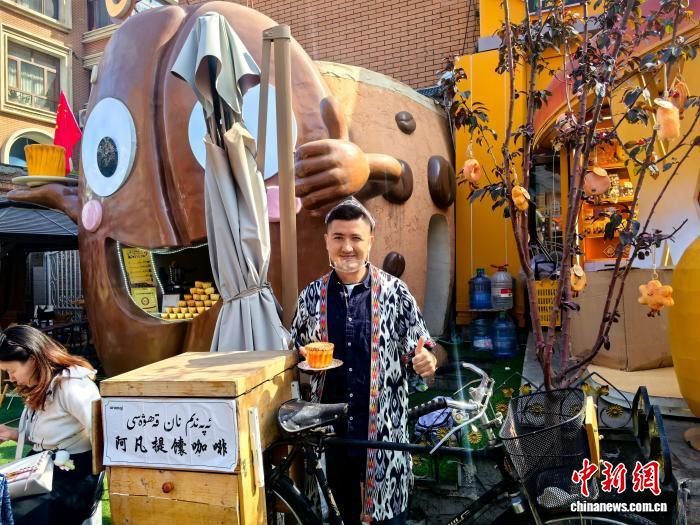 亚森·喀吾孜与咖啡车合影