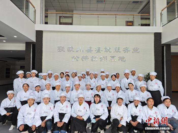 学员在实训基地参加培训