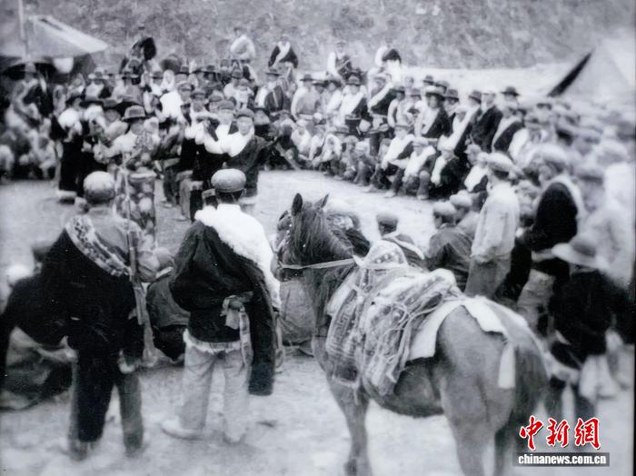 民众庆祝通公路