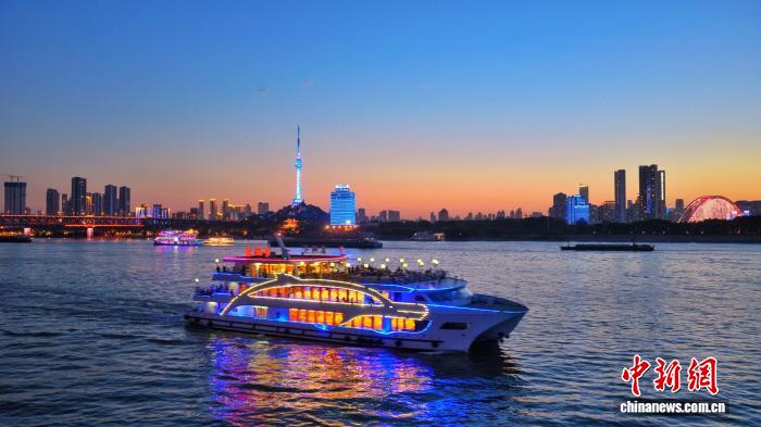 海外华媒盛赞武汉两江夜游 领略长江璀璨魅力