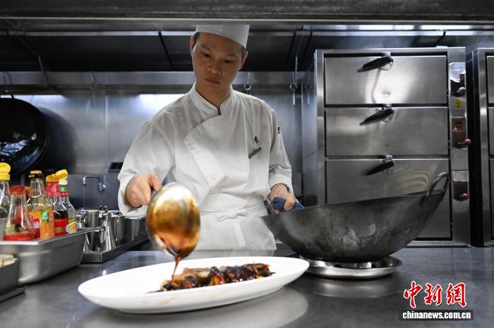 2024年6月厨师为西湖醋鱼淋汁