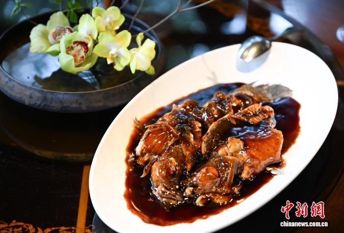 杭州西湖醋鱼：从百年名菜到网红争议的背后
