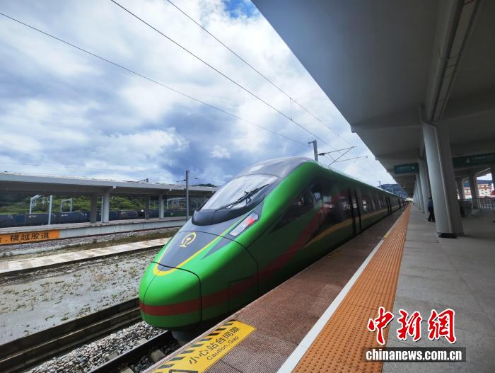 咖啡出山、学子跨境、游客寻景！中老铁路为何这么牛？