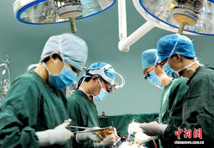 山东省立医院心外科团队在为患者做手术