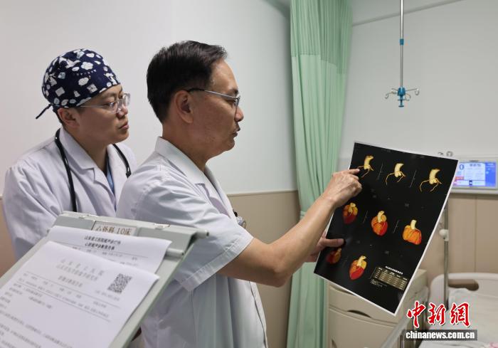 王安彪在医院查房