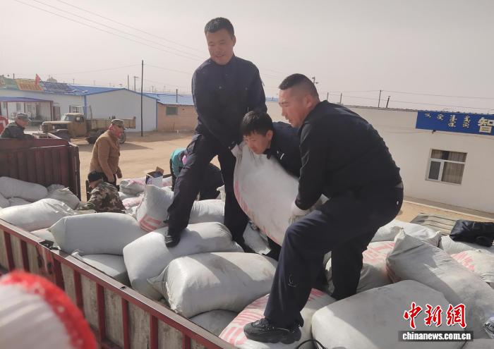 呼格吉勒帮助牧户装卸饲料