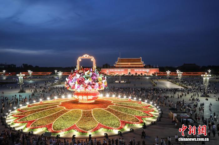 北京天安门广场巨型花篮亮灯迎国庆，和平元素点亮节日盛景