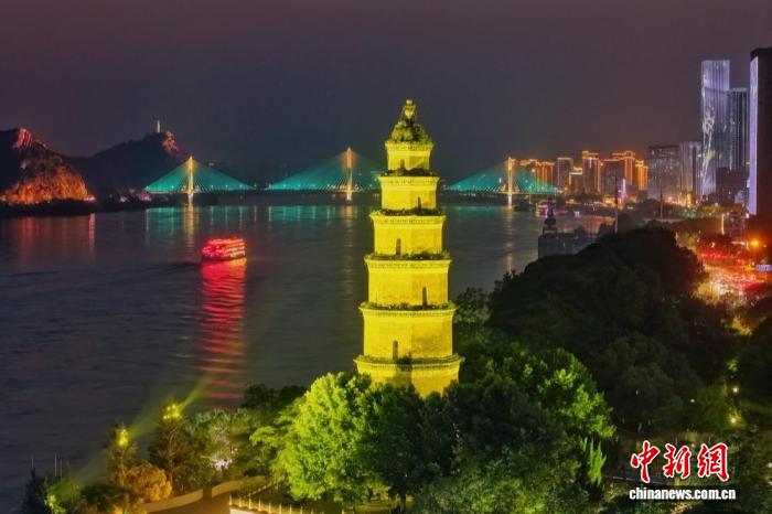长江夜游船舶经过宜昌地标天然塔