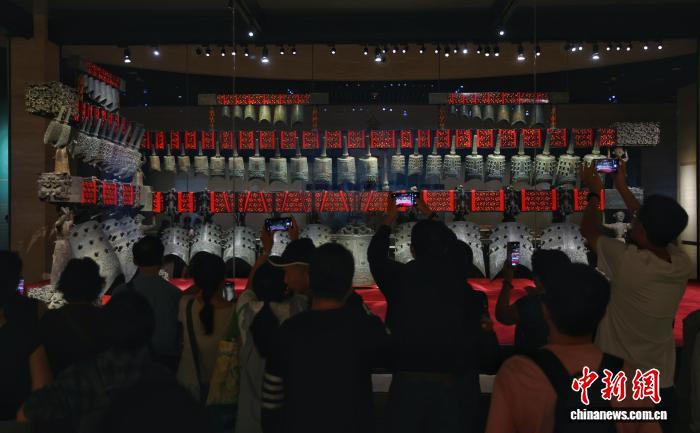 湖北省博物馆内观众观看曾侯乙编钟