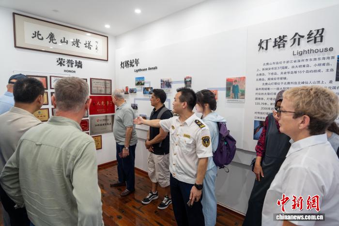 2025年9月26日，国际航标专家参观北麂山灯塔
