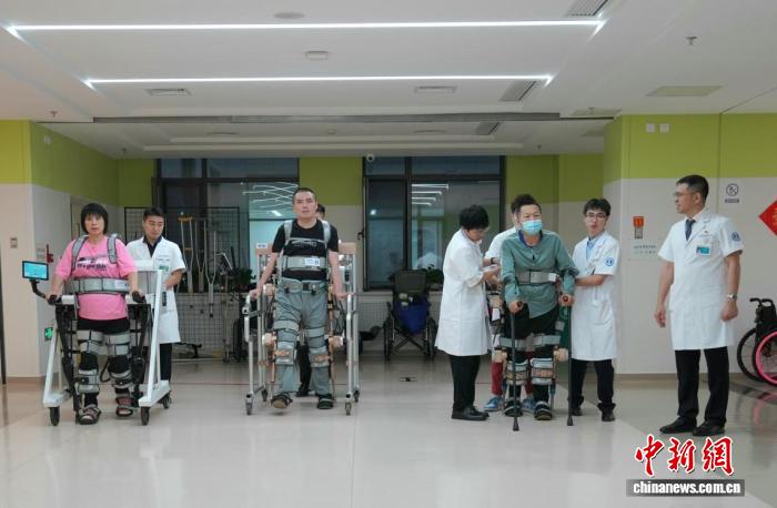 AI结合外骨骼技术助高位截瘫患者重新行走