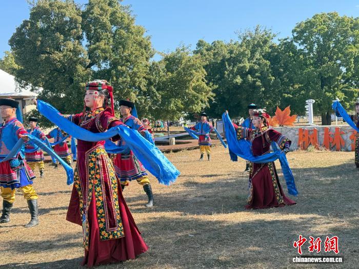 兴安盟五角枫文化旅游季启幕 万名游客共赏草原枫景