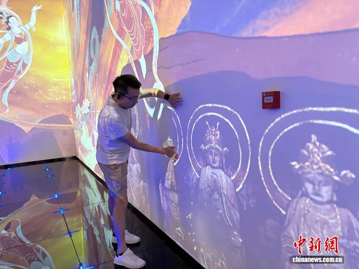 台湾青年体验安岳石窟数字展示中心