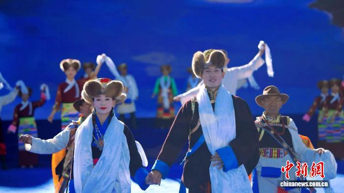 桑日县思金拉错旅游民歌盛典现场