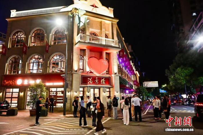 游客在二马路满意楼前参观打卡