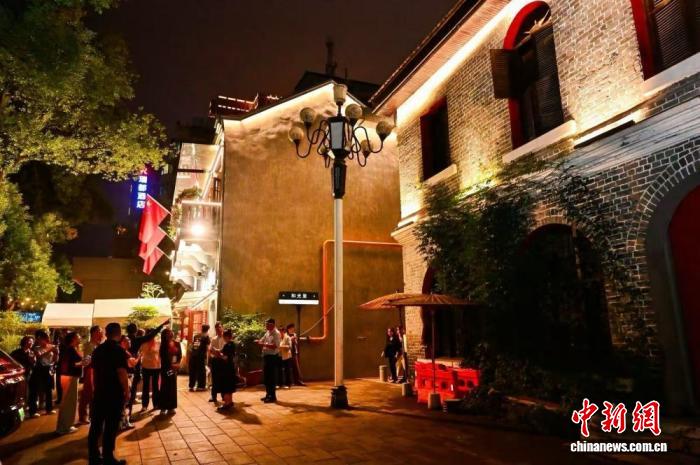 游客参观二马路老街巷中的百年建筑