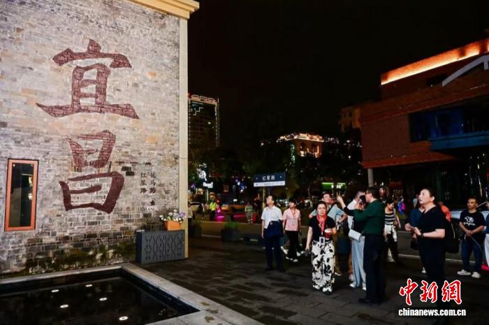 市民游客夜游二马路历史文化街区