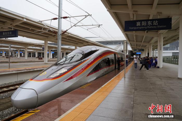 襄荆高铁开通运营，图为高铁列车即将驶出襄阳东站