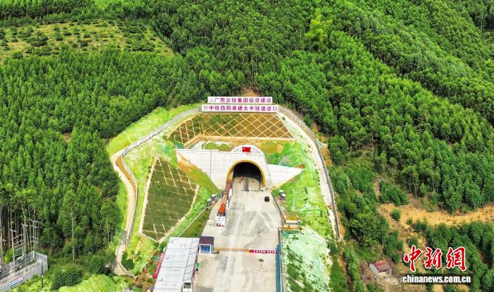 柳梧铁路全线54座隧道全面贯通，技术突破引领建设新篇章