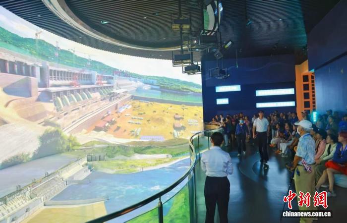 海外华文媒体代表观看三峡工程影像资料