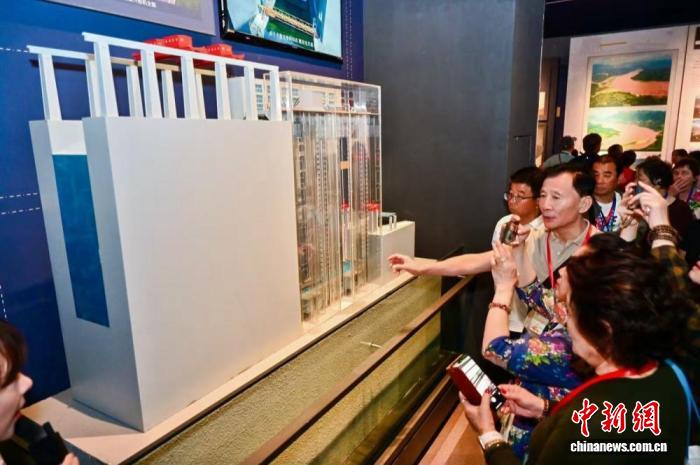 海外华文媒体代表参观三峡升船机模型