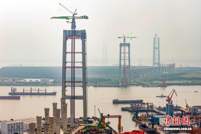 张靖皋长江大桥建设重大突破：北航道桥主塔主体施工圆满完成