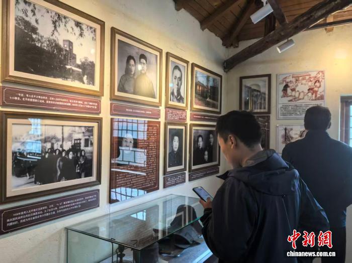 游客参观抗联历史场景