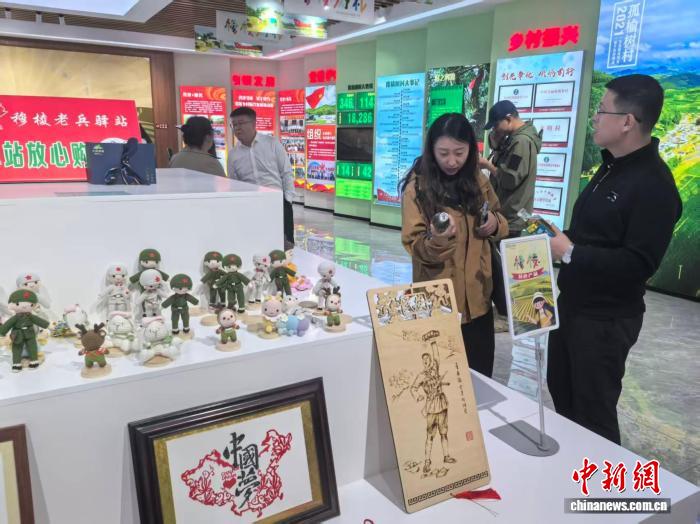 游客参观文创产品