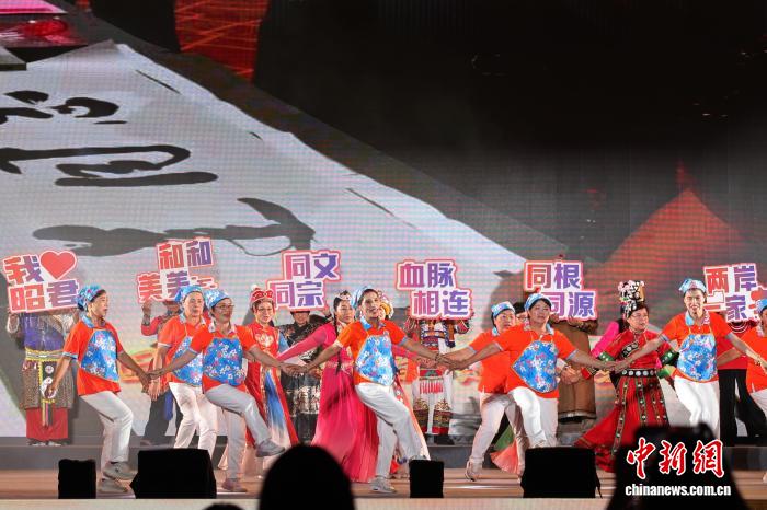 台湾同胞现场演唱《我们都是一家人》