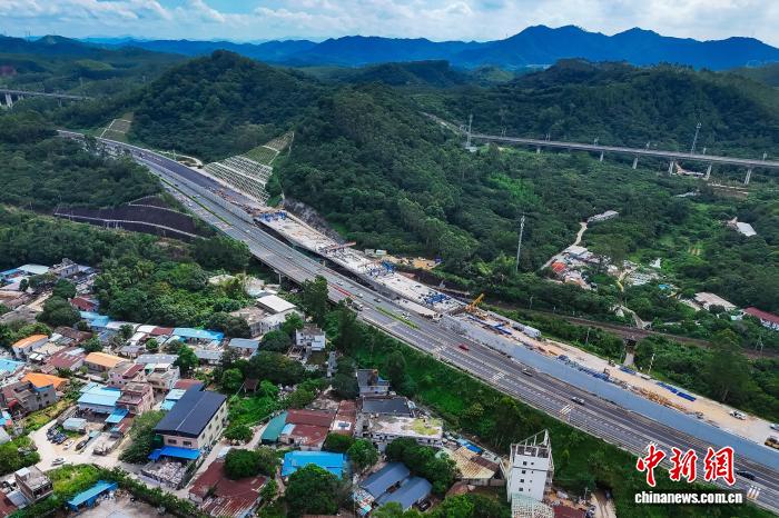 长深高速扩建工程：上跨京九铁路连续梁成功合龙