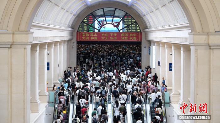 武铁计划加开逾两千列列车保障国庆中秋假期出行