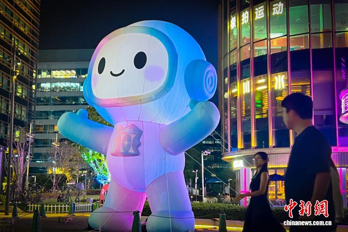 上海入夜光影绚烂 打造城市光影消费新生态