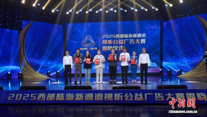 获扶持作品主创人员领取证书