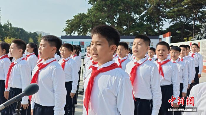 少先队员齐唱《我们是共产主义接班人》
