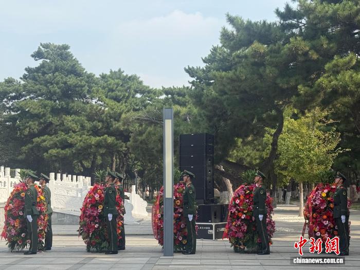 礼兵护送花篮