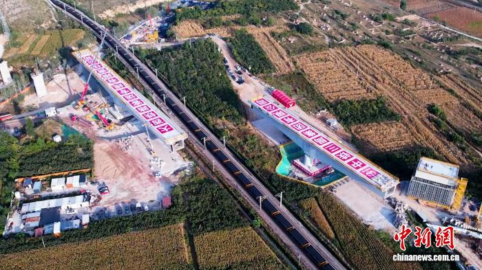 雄忻高铁万吨T构梁体空中合体：见证中国基建奇迹