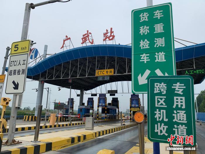 河南‘三秋’期间开通绿色通道 保障农机跨区作业畅通