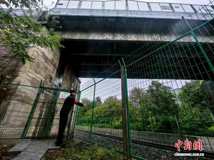 秦岭铁警山区巡查