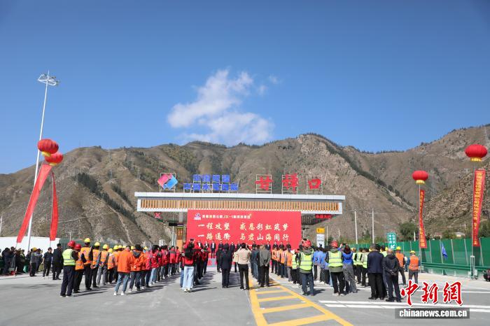 青海加西公路JX-1标段通车 创全省最长隧道与特大桥记录