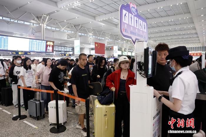 10月1日长三角铁路迎客流高峰 预计发送旅客426万人次