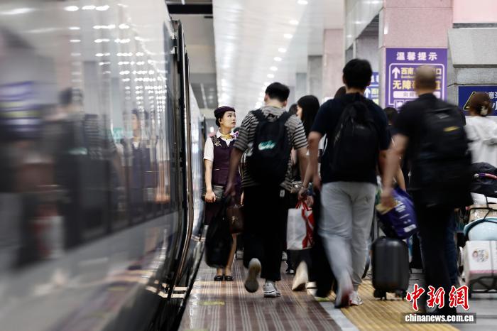 长三角铁路增开夜间高铁 上海客运段贴心服务保障出行