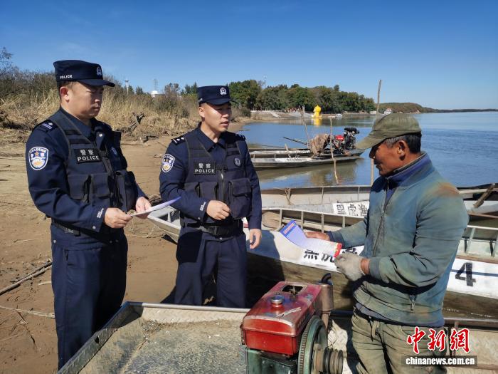 民警宣讲禁渔期政策